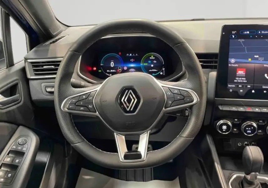 Vue 3/4 arrière droite d'une Renault Clio Esprit Alpine E-Tech 2024 bleu foncé avec jantes noires et feux LED distinctifs.
