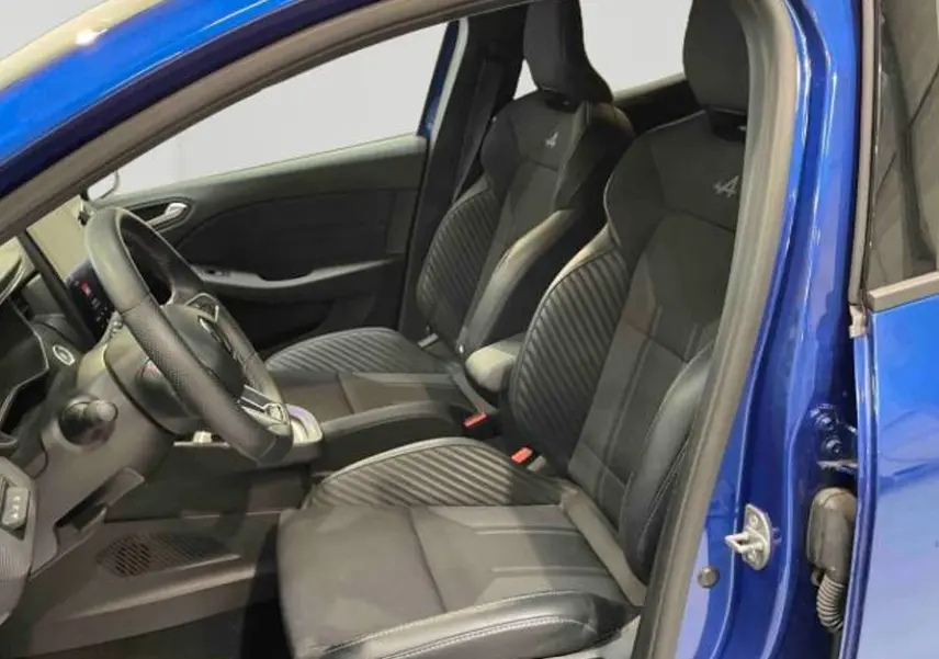 Intérieur noir de la Renault Clio Esprit Alpine E-Tech 2024, vue frontale sur tableau de bord et écran tactile vertical.