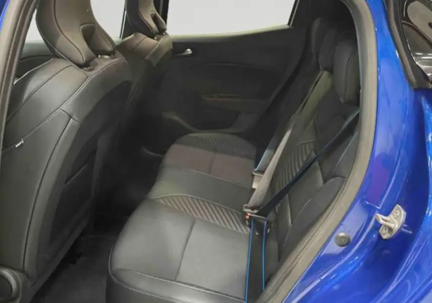 Vue intérieure centrée sur le volant noir et l’écran tactile vertical du tableau de bord de la Renault Clio Esprit Alpine E-Tech.