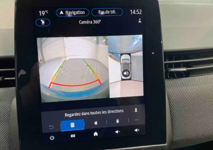 Vue intérieure côté conducteur de la Renault Clio Esprit Alpine E-Tech 2024 avec sièges sport noirs et volant cuir.