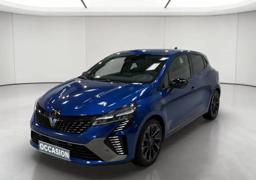 Vue côté droit sur l'intérieur arrière bleu vif de la Renault Clio Esprit Alpine E-Tech avec sièges noirs en cuir et tissu.