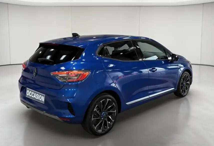 Écran tactile central montrant la caméra 360° de la Renault Clio Esprit Alpine hybride, intérieur gris.