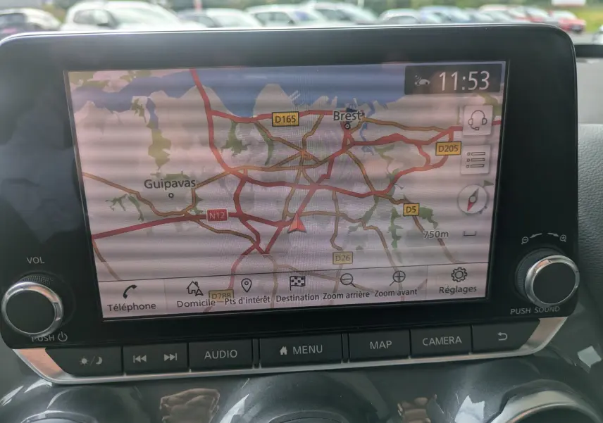 Vue intérieure du système de navigation du Nissan Juke 2020, écran tactile affichant une carte routière autour de Brest.