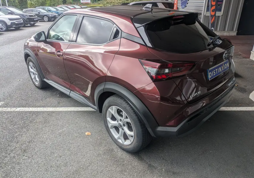 Vue 3/4 arrière droite d'un Nissan Juke rouge foncé 2020 avec jantes alliage et vitres teintées.