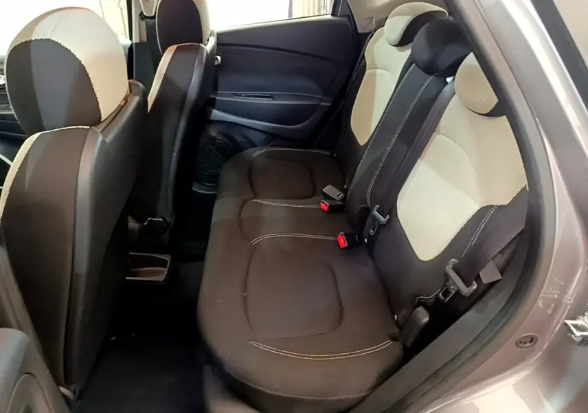Vue intérieure côté droit sur la banquette arrière bicolore beige et noir du Renault Captur gris foncé 2018.