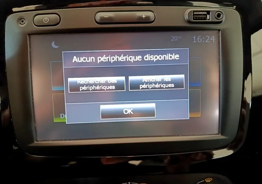 Écran tactile central du tableau de bord du Renault Captur Business gris foncé affichant "Aucun périphérique disponible"
