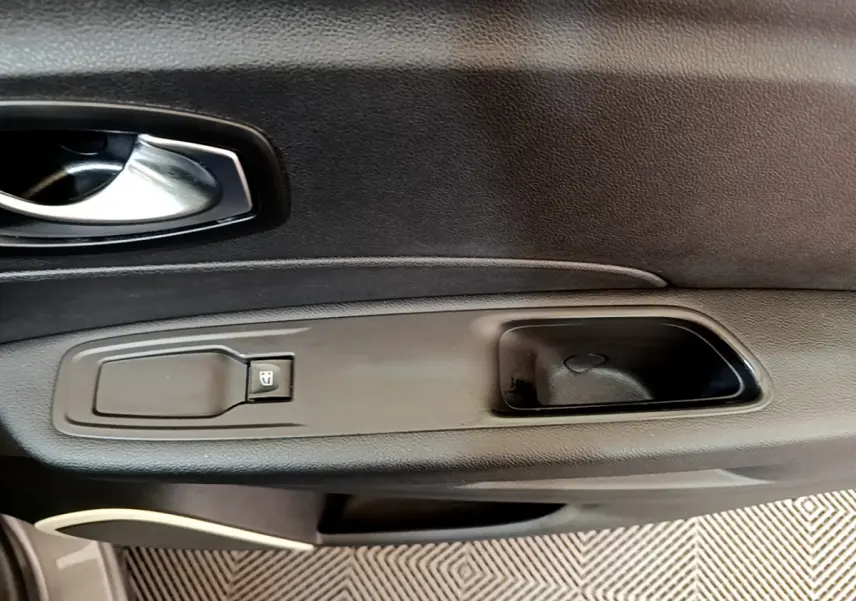 Poignée intérieure côté gauche de porte Renault Captur Business gris foncé avec bouton de commande de vitre électrique.