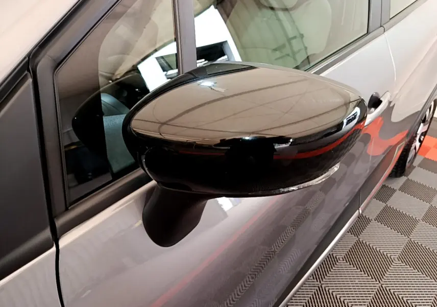 Rétroviseur noir brillant côté gauche d’un Renault Captur gris foncé Business ENERGY TCe 90 E6C 2018.