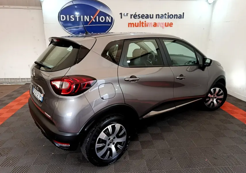 Renault Captur Business gris foncé vu de 3/4 arrière droit, avec feux arrière LED et jantes alliage distinctives.