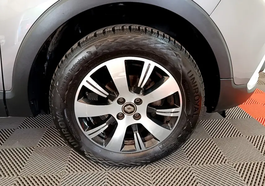 Gros plan sur la roue avant droite d’un Renault Captur gris foncé avec jante alliage et pneu Uniroyal.