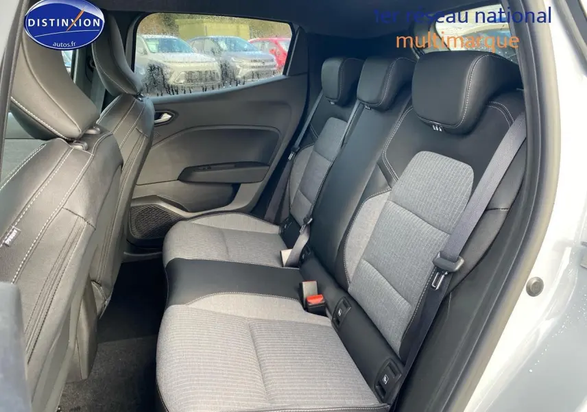 Vue intérieure côté droit sur la banquette arrière gris/noir de la Renault Clio V 1.0 TCe 90 Techno 2025.