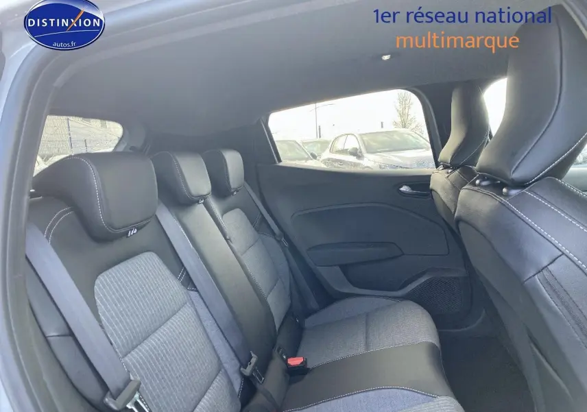 Vue intérieure côté droit sur la banquette arrière gris/noir de la Renault Clio V 1.0 TCe 90 Techno 2025.