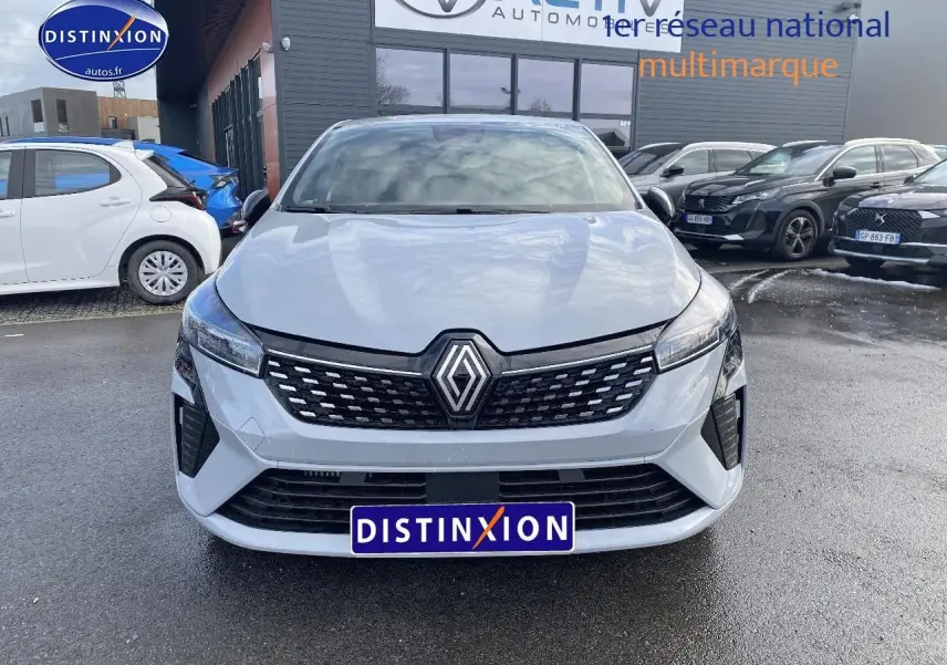 Renault Clio V gris rafale vue de face, calandre noire avec logo Renault et phares LED fins.