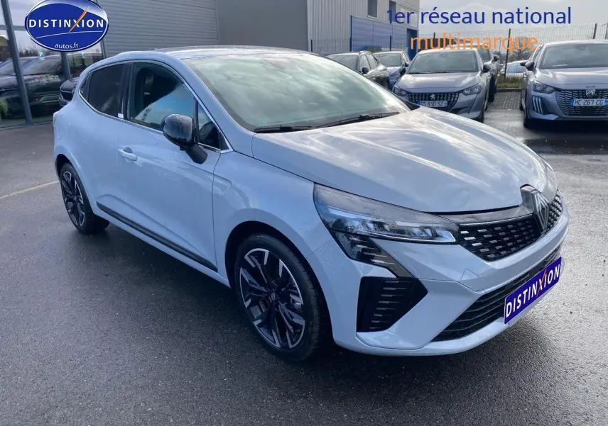 Renault Clio V gris rafale vue 3/4 avant droit avec calandre chromée et jantes alu noires.