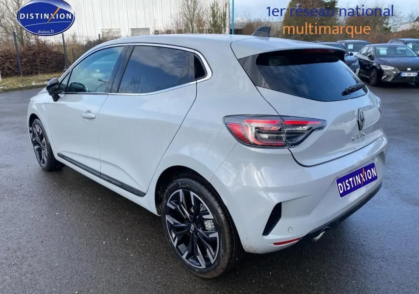 Renault Clio V gris rafale vue 3/4 arrière droit, jantes alu noires et vitres arrière surteintées.