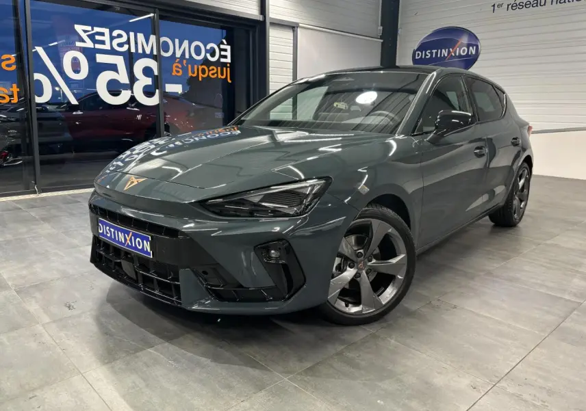 Vue 3/4 avant d'une CUPRA Leon 2026 bleu Fjord avec jantes 18 pouces et logo CUPRA cuivré sur calandre.