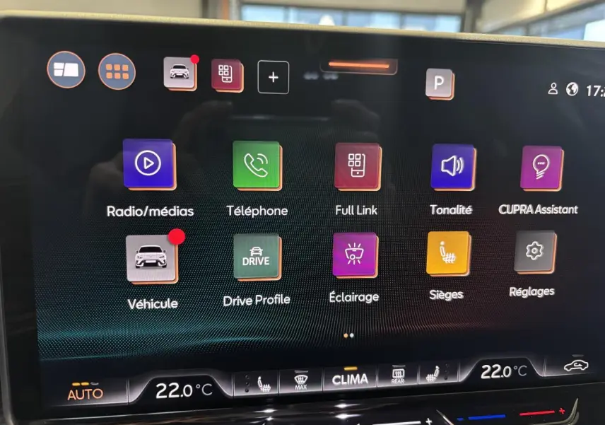 Écran tactile intérieur du système multimédia de la CUPRA Leon 2026 avec interface colorée et commandes climatiques.