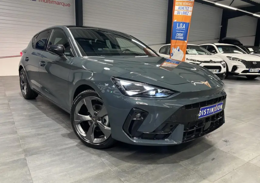 Vue 3/4 avant droite d'une CUPRA Leon bleu Fjord avec jantes anthracite et signature lumineuse Tri-LED allumée.