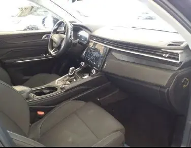 Vue intérieure côté conducteur du tableau de bord et console centrale noire du Lynk & Co 01 PHEV 2022 avec écran tactile.