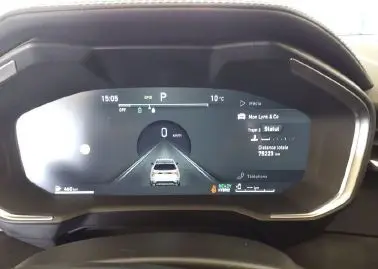 Affichage numérique du tableau de bord du Lynk & Co 01 PHEV 261 DCTH7 montrant la vitesse, la température et l'autonomie restante.