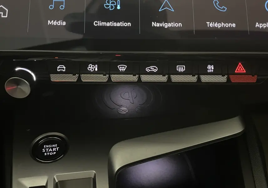 Vue rapprochée du tableau de bord de la Peugeot 308 Hybrid 145 e-DCS6 Allure 2025, boutons de commande éclairés et bouton start/stop.