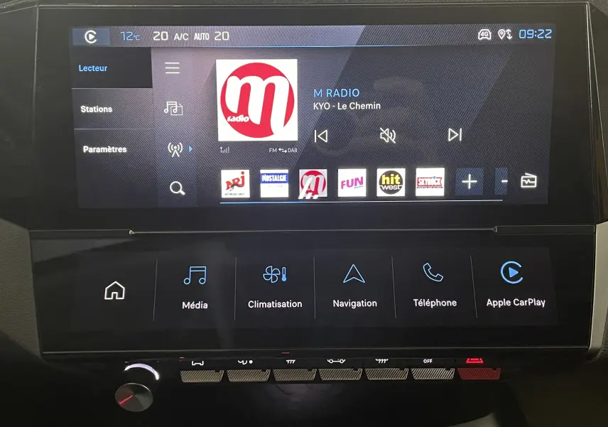 Écran tactile central de la Peugeot 308 Hybrid 145 e-DCS6 Allure 2025 affichant les options média, climatisation et navigation.