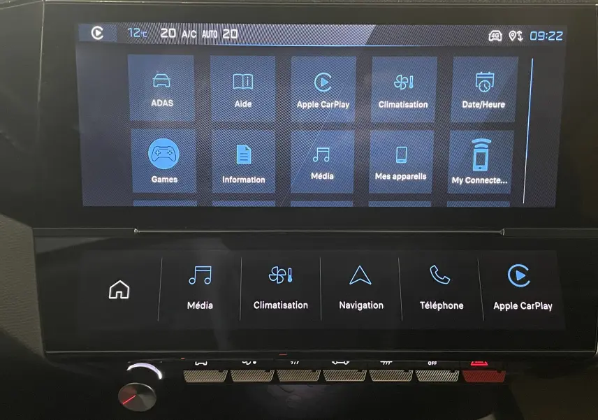 Écran tactile central de la Peugeot 308 Hybrid 2025 affichant les menus multimédia, climatisation et navigation en intérieur noir.