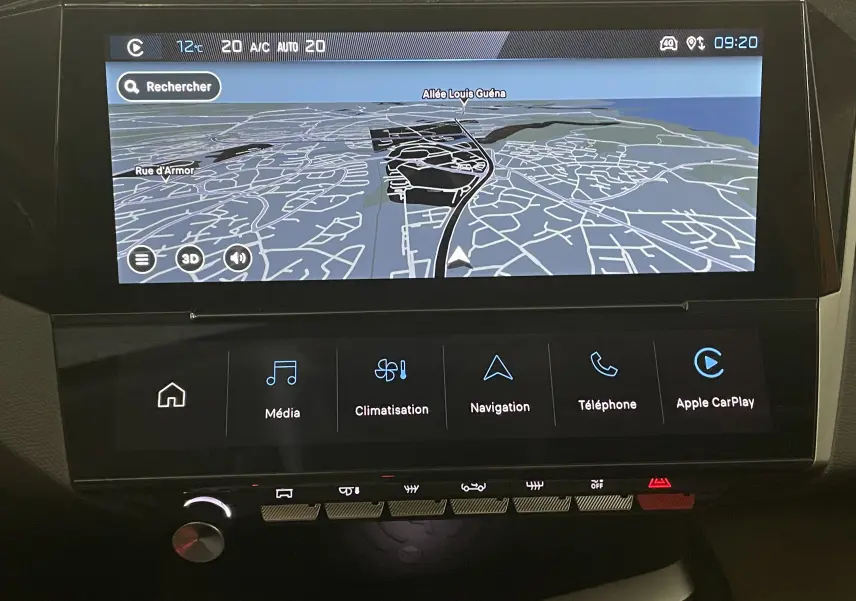 Écran tactile central de la Peugeot 308 Hybrid 145 e-DCS6 Allure 2025 affichant la navigation GPS en vue 3D.