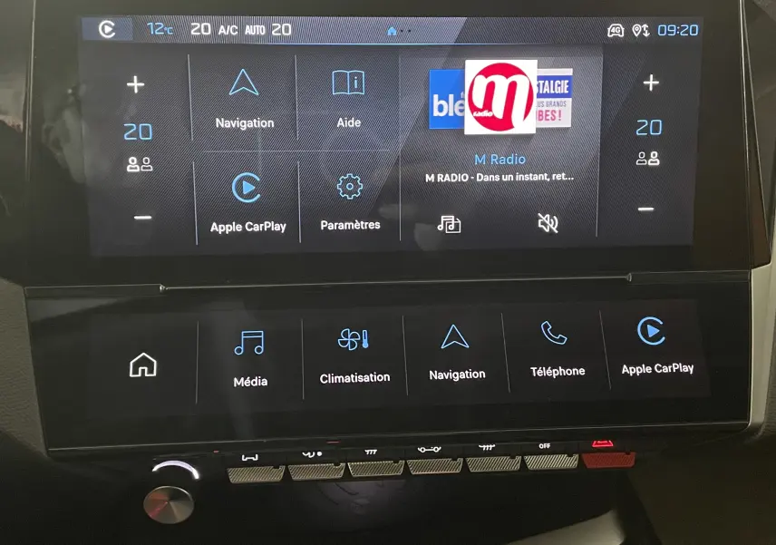 Écran tactile central de la Peugeot 308 Hybrid 145, affichant navigation, climatisation et Apple CarPlay.