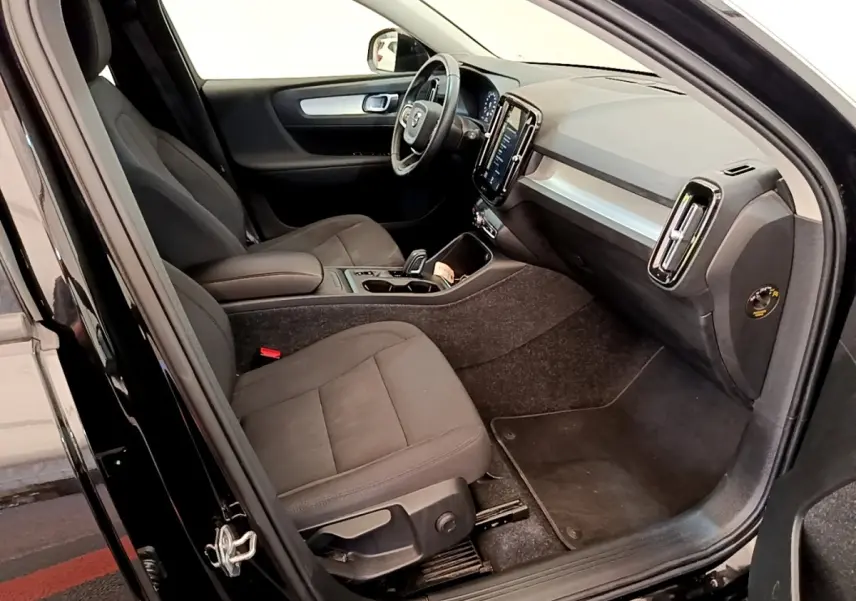 Intérieur noir du Volvo XC40 T2 2020 vu côté conducteur, avec tableau de bord moderne et écran tactile vertical.