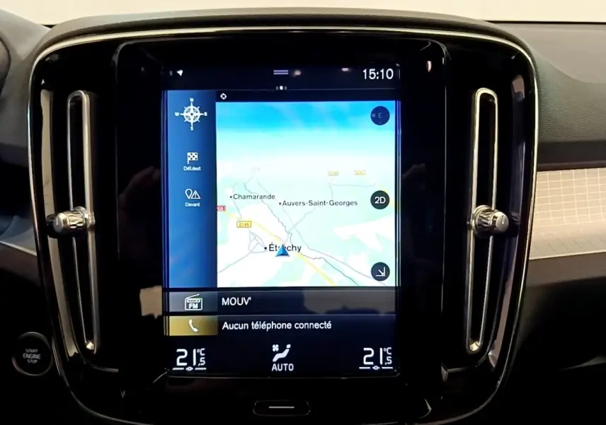 Vue intérieure centrée sur l'écran tactile noir du tableau de bord du Volvo XC40 T2 Momentum 2020.