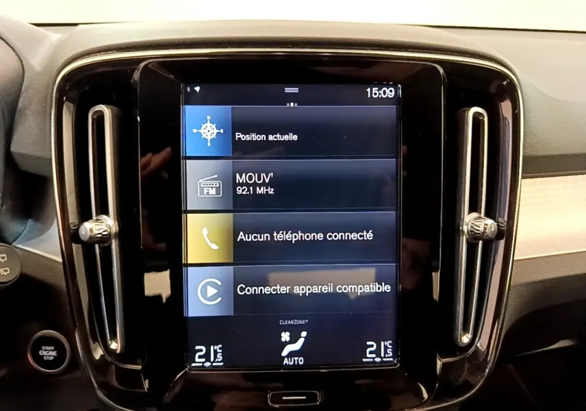 Écran tactile central 9 pouces du tableau de bord noir du Volvo XC40 T2 Momentum, avec commandes climatisation visibles.