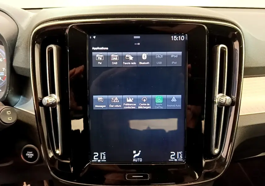 Écran tactile central 9 pouces du tableau de bord noir du Volvo XC40 T2 Momentum 2020, avec commandes climatisation.