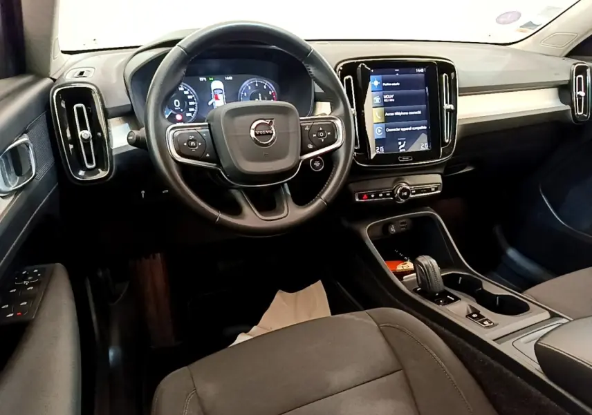 Vue intérieure du tableau de bord et volant du Volvo XC40 T2 Momentum 2020, avec écran tactile central et finitions noires.