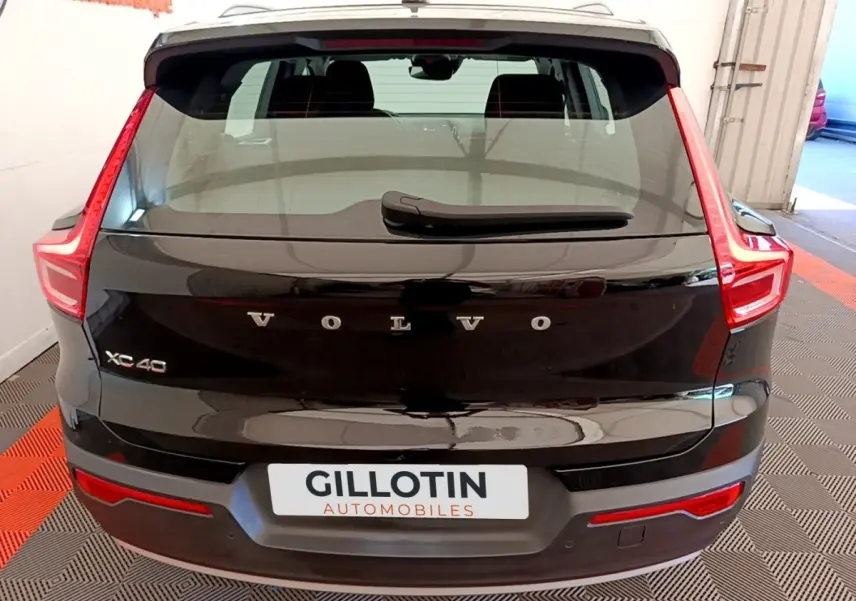Vue arrière du Volvo XC40 noir, mettant en valeur ses feux LED verticaux et le logo distinctif sur le hayon.
