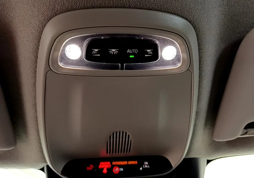 Vue intérieure en gros plan du plafonnier avec éclairage et indicateurs du Volvo XC40 T2 noir de 2020.