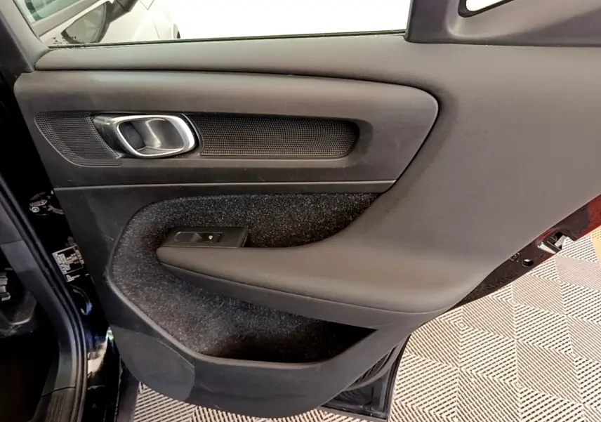Vue intérieure du panneau de porte avant gauche noir du Volvo XC40 T2 129 Geartronic Momentum 2020.