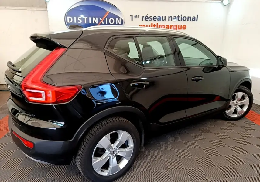 Vue 3/4 arrière droite du Volvo XC40 noir, mettant en valeur ses feux arrière distinctifs en forme de L et ses jantes alliage.