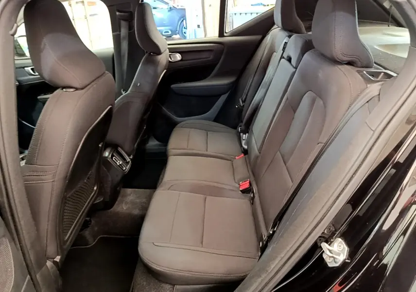 Vue intérieure côté droit sur la banquette arrière noire du Volvo XC40 T2 2020 avec portes ouvertes.