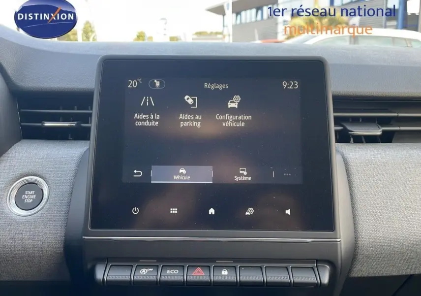 Vue intérieure centrée sur l'écran tactile du tableau de bord de la Renault Clio Evolution Blue dCi 100, finition grise.