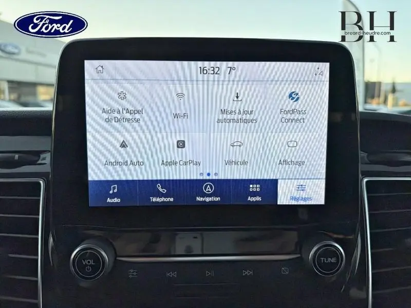 Écran tactile central du Ford Transit Custom 2023 affichant les options connectées, vue intérieure frontale.