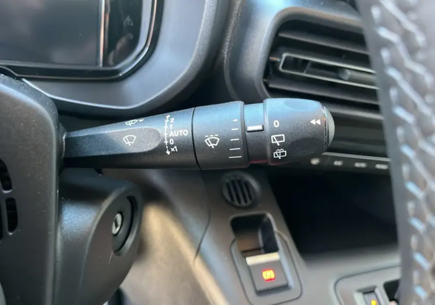 Gros plan sur la commande d’essuie-glace et frein à main électrique du tableau de bord du Citroën Berlingo 2025.