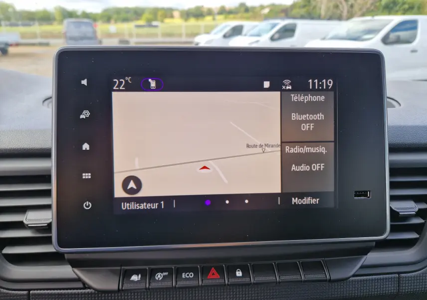 Écran tactile 8 pouces du tableau de bord du Renault Trafic L2H1 2026 affichant la navigation et les réglages audio.