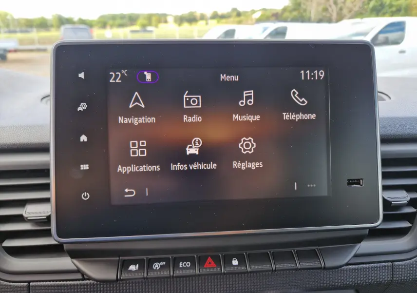Écran tactile Easy Link 8'' du Renault Trafic L2H1 2026 affichant menu navigation, radio et téléphone.
