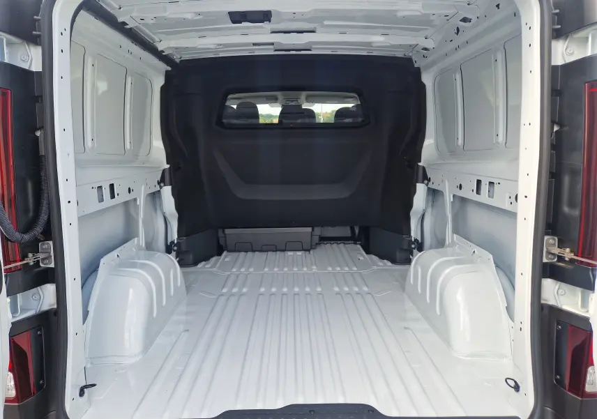 Vue arrière du coffre blanc du Renault Trafic Cabine Approfondie L2H1 2026, espace de chargement vide et spacieux.