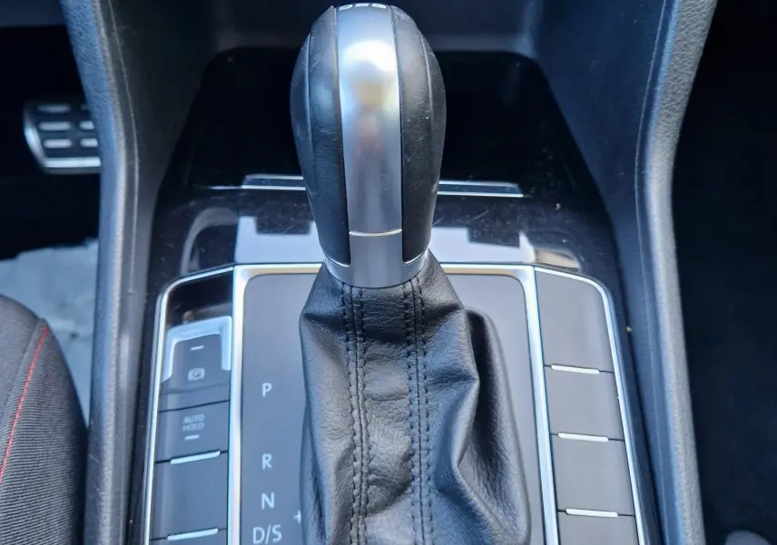 Le levier de vitesse automatique en cuir noir de la Volkswagen Golf Sportsvan 2017, vue rapprochée du console central.