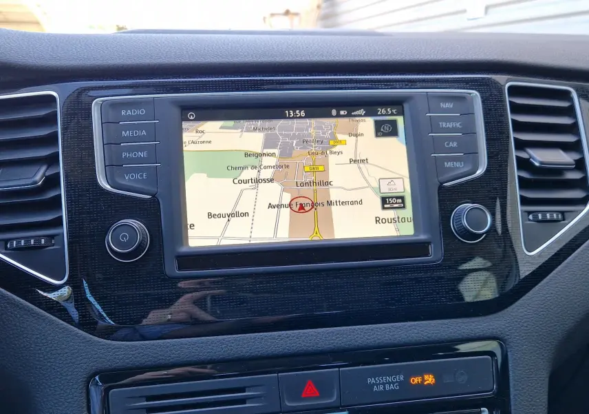 Vue rapprochée de l’écran GPS intégré au tableau de bord du Volkswagen Golf Sportsvan 2017, finition Confortline.
