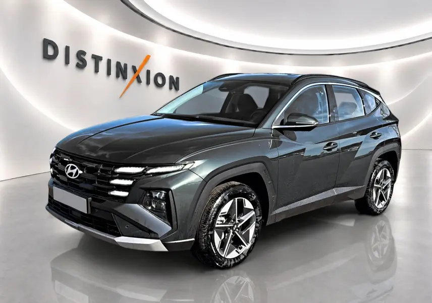 Hyundai Tucson vert 3/4 avant droit, jantes alu 18 pouces et signature lumineuse LED distinctive.