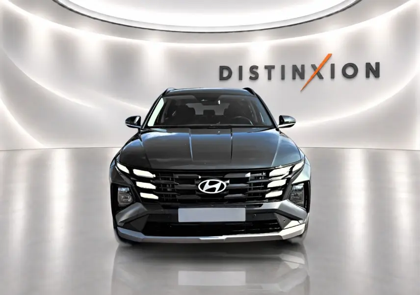 Vue frontale d’un Hyundai Tucson 2026 noir avec calandre distinctive et éclairage LED intégré.