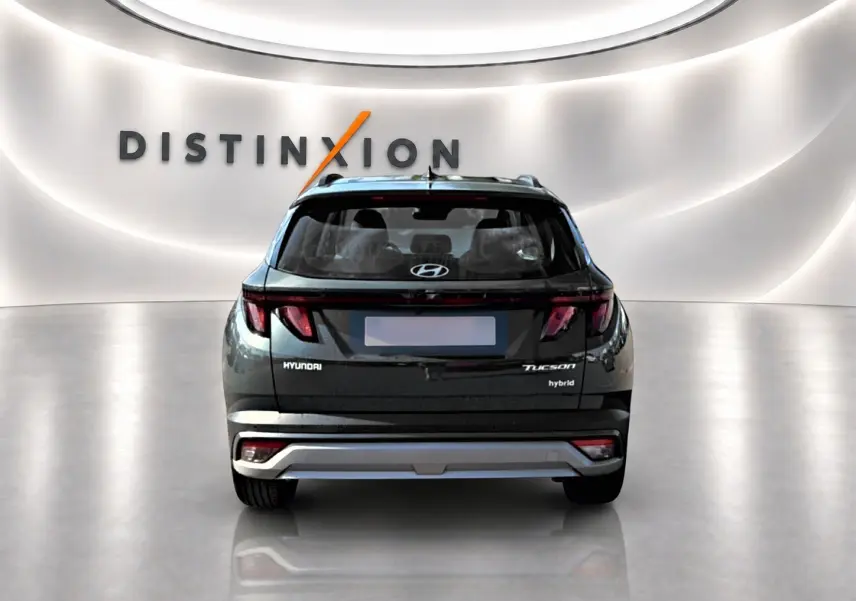 Vue arrière d'un Hyundai Tucson vert hybride 2026 dans un showroom avec logo Distinxion en fond.